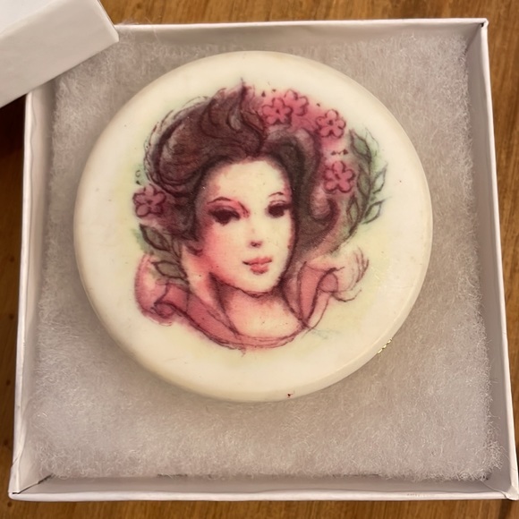 Vintage 60s Avon Cameo Compact Mirror With Pressed Powder Refillable 2.5” - Picture 2 of 9